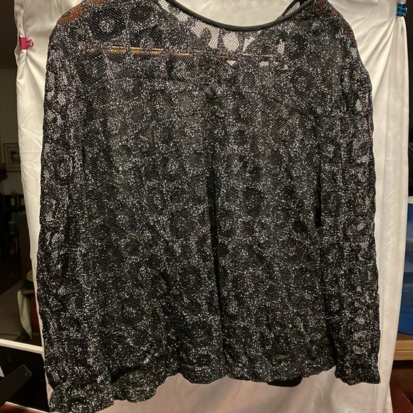 Mrs Lora Women’s Rear-Button Blouse - Picture 3 of 8